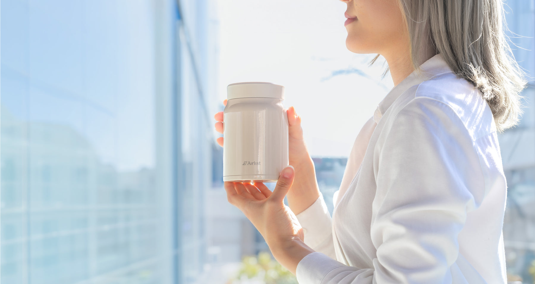 国内最軽量クラスの「軽さ」と内びんにはフッ素樹脂コーティングより、におい移りがしないクリーンミラー加工を施しました。